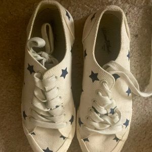 Cream tennis shoes with navy stars
